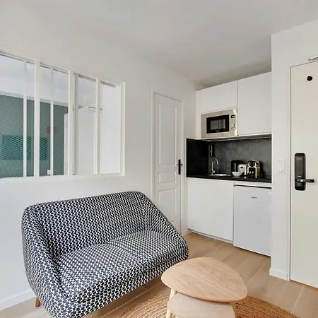 Cosy Modern Small Menilmontant Holiday home