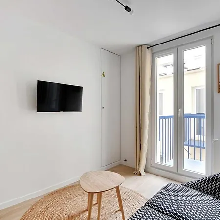 Cosy Modern Small Menilmontant Paris